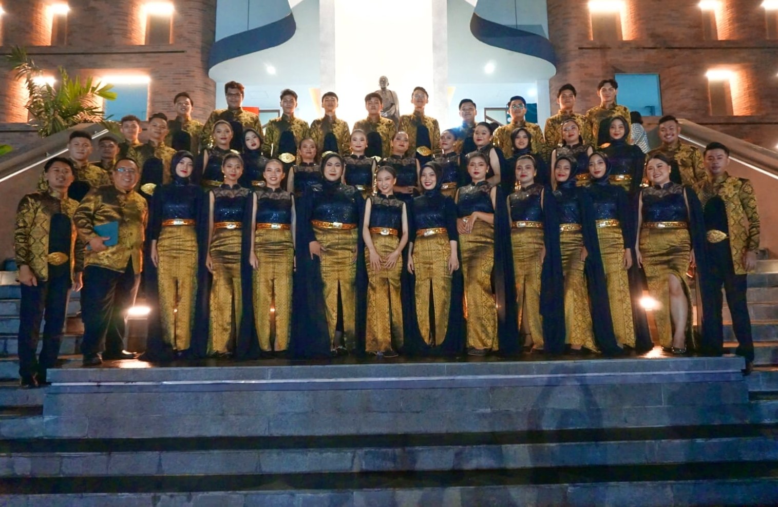 Paduan Suara Mahasiswa (PSM) Sapta Gita Jaya Universitas Semarang (USM) meraih medali emas dalam Soegijapranata International Choir Competition (SICC) yang diselenggarakan oleh Universitas Katolik Soegijapranata Semarang (Unika)