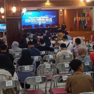 Para calon wisudawan mengikuti gladi bersih di Auditorium Ir Widjatmoko pada 25 November 2024