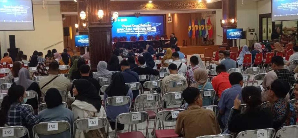 Para calon wisudawan mengikuti gladi bersih di Auditorium Ir Widjatmoko pada 25 November 2024