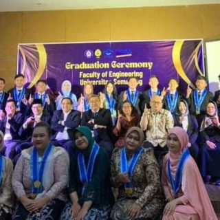 Pelepasan 108 calon wisudawan Fakultas Teknik Universitas Semarang (USM), yang terdiri atas 51 orang Prodi S1-Teknik Sipil, 49 orang Prodi S1-Teknik Elektro, dan 8 orang Prodi S1-Perencanaan Wilayah dan Kota. Pelepasan dilakukan oleh Dekan FT USM, Dr. Purwanto, ST. MT