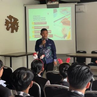 Karyawan Dairyland on the Valley, Cimory Bawen, Kabupaten Semarang, mengikuti Pelatihan Peningkatan Keterampilan Komunikasi dan Motivasi Efektif untuk Meningkatkan Pelayanan yang diberikan Tim Pengabdian kepada Masyarakat (PkM) dosen Prodi Pariwisata Universitas Semarang (USM)