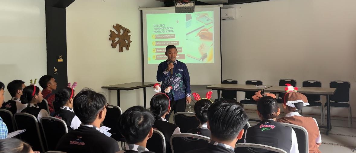 Karyawan Dairyland on the Valley, Cimory Bawen, Kabupaten Semarang, mengikuti Pelatihan Peningkatan Keterampilan Komunikasi dan Motivasi Efektif untuk Meningkatkan Pelayanan yang diberikan Tim Pengabdian kepada Masyarakat (PkM) dosen Prodi Pariwisata Universitas Semarang (USM)