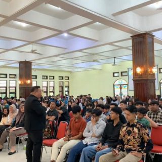 kegiatan Kuliah Umum digelar oleh Fakultas Hukum Universitas Semarang (USM) di Auditorium Ir. Widjatmoko USM dan online zoom meeting, Selasa (3/12). Kegiatan yang diikuti lebih dari 500 peserta itu dalam rangka Dies Natalis ke-37 Fakultas Hukum USM