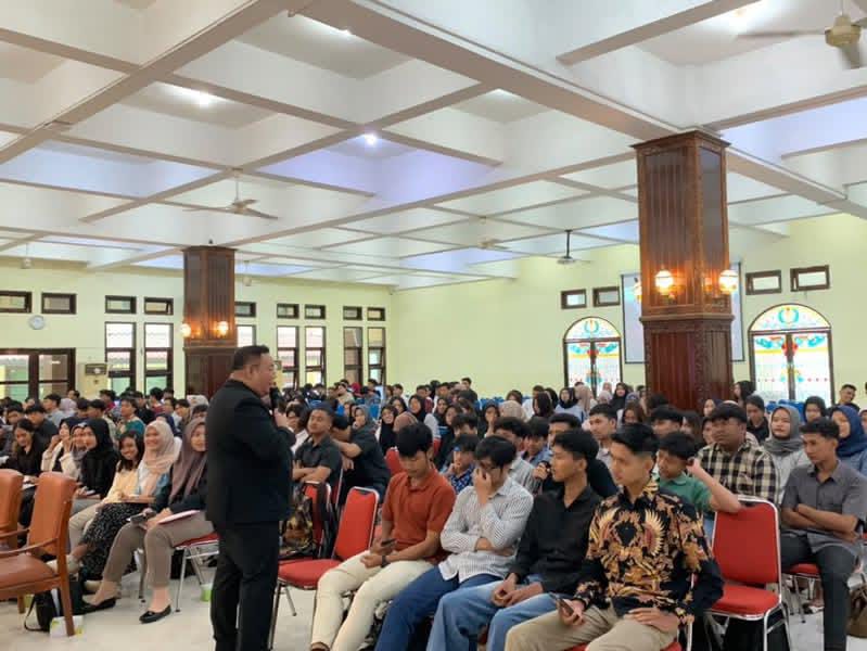kegiatan Kuliah Umum digelar oleh Fakultas Hukum Universitas Semarang (USM) di Auditorium Ir. Widjatmoko USM dan online zoom meeting, Selasa (3/12). Kegiatan yang diikuti lebih dari 500 peserta itu dalam rangka Dies Natalis ke-37 Fakultas Hukum USM