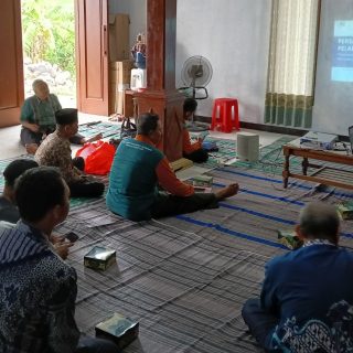 Kegiatan Pendampingan Cara Membuat Proposal Pembangunan Saluran Tersier di Desa Kembangarum, Kecamatan Mranggen, Kabupaten Demak, yang digelar Tim Pengabdian kepada Masyarakat Universitas Semarang (USM) baru-baru ini