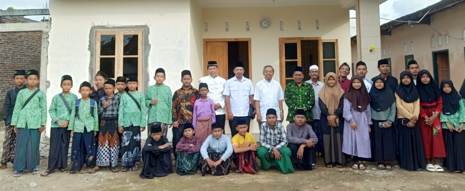 Rektor Universitas Semarang Dr Supari ST MT bersama Ketua Pembina Yayasan Alumni Universitas Diponegoro, Prof. Sudharto P. Hadi, MES PH.D dan Kaprodi S2 Magister Hukum Pascasarjana Universitas Semarang Dr Drs H Adv Kukuh Sudarmanto BA SSos SH MM MH, bersilaturahmi ke Pondok Pesantren Rohmatul Ummah Brangsong, Kaliwungu Kendal, dan diterima pimpinan pondok, KH Saiful Amar SE MH, pada 22 Desember 2024