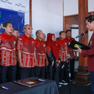 Ketua Pengprov PBSI Jawa Tengah, Akhmad Khafidz Basri Yusuf, melantik Pengurus Kota PBSI Semarang masa bakti 2024 - 2028 di bawah nahkoda Drs Ahmad Muhaimin SIKom MPd MH. Pelantikan berlangsung di Joglo Kumpul-Kumpul Cangkiran, Mijen, Semarang, pada 14 Desember 2024