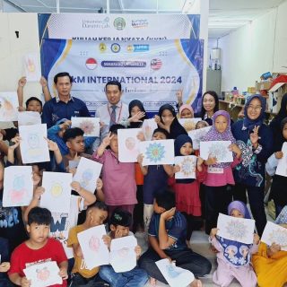 Kegiatan pengabdian kepada masyarakat internasional yang dilakukan tim dosen Universitas Semarang(USM), berlangsung di Sanggar Belajar Sentul, Kuala Lumpur, baru-baru ini