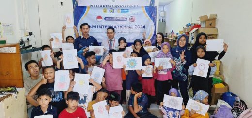 Kegiatan pengabdian kepada masyarakat internasional yang dilakukan tim dosen Universitas Semarang(USM), berlangsung di Sanggar Belajar Sentul, Kuala Lumpur, baru-baru ini