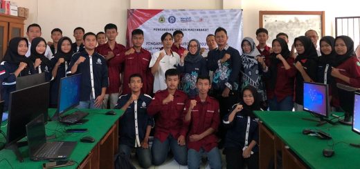 Para siswa SMK Negeri 2 Kendal mendapatkan pelatihan Pengaplikasian Autocad 2020 untuk menggambar denah,Tampak dan Potongan dari Tim Pengabdian kepada Masyarakat Universitas Semarang (PkM USM) yang bekerja sama dengan PT. Adhi Konsultan Utama, baru-baru ini