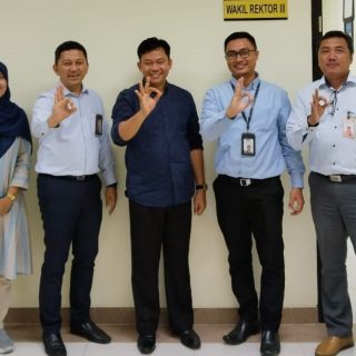 Foto bersama pejabat Universitas Semarang (USM) dan Bank Syariah Indonesia (BSI) usai membuat kesepakatan memperkuat kerja sama dalam Pengembangan Wakaf dan Zakat untuk kegiatan sosial