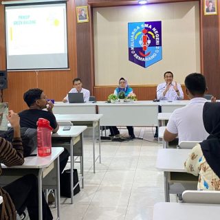 Pelatihan penulisan artikel ilmiah dengan tema ''Bangunan Gedung Hijau/Green building'' di SMA Negeri 2 Semarang Jalan Sendangguwo Semarang, baru-baru ini. Kegiatan yang diselenggarakan Tim Pengabdian kepada Masyarakat dosen Fakultas Teknik Universitas Semarang (PkM USM) itu diikuti puluhan siswa yang tergabung dalam ekstrakurikuler Karya Ilmiah Remaja