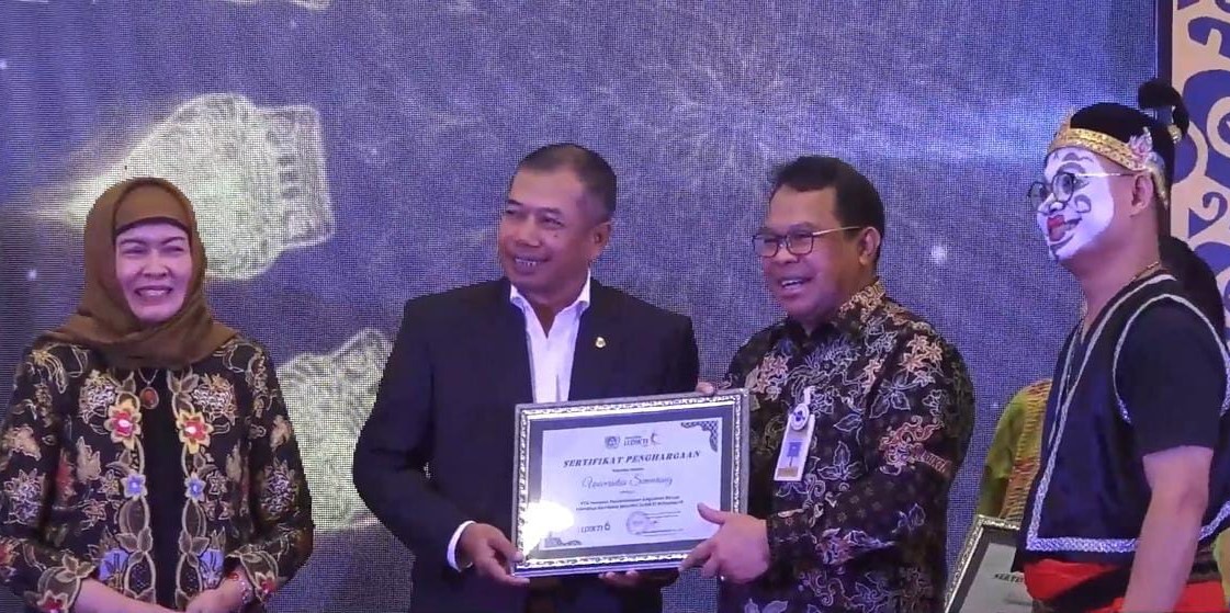 Rektor USM, Dr Supari ST MT menerima penghargaan dalam Anugerah Lembaga Layanan Pendidikan Tinggi (LLDikti) Wilayah VI di Hotel Patra Jasa Semarang, pada Kamis (12/12/2024)