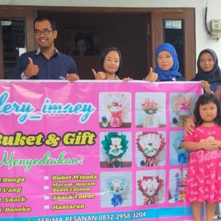 Tim Pengabdian kepada Masyarakat Universitas Semarang (PkM USM) memberikan pendampingan dan pelatihan tentang pentingnya optimalisasi pemasaran bagi UMKM Galery-Imaey, di Jl. Candi Prambanan Utara II, RT.7/RW.11, Pasadena, Kalipancur, Ngaliyan, Semarang, baru-baru ini.