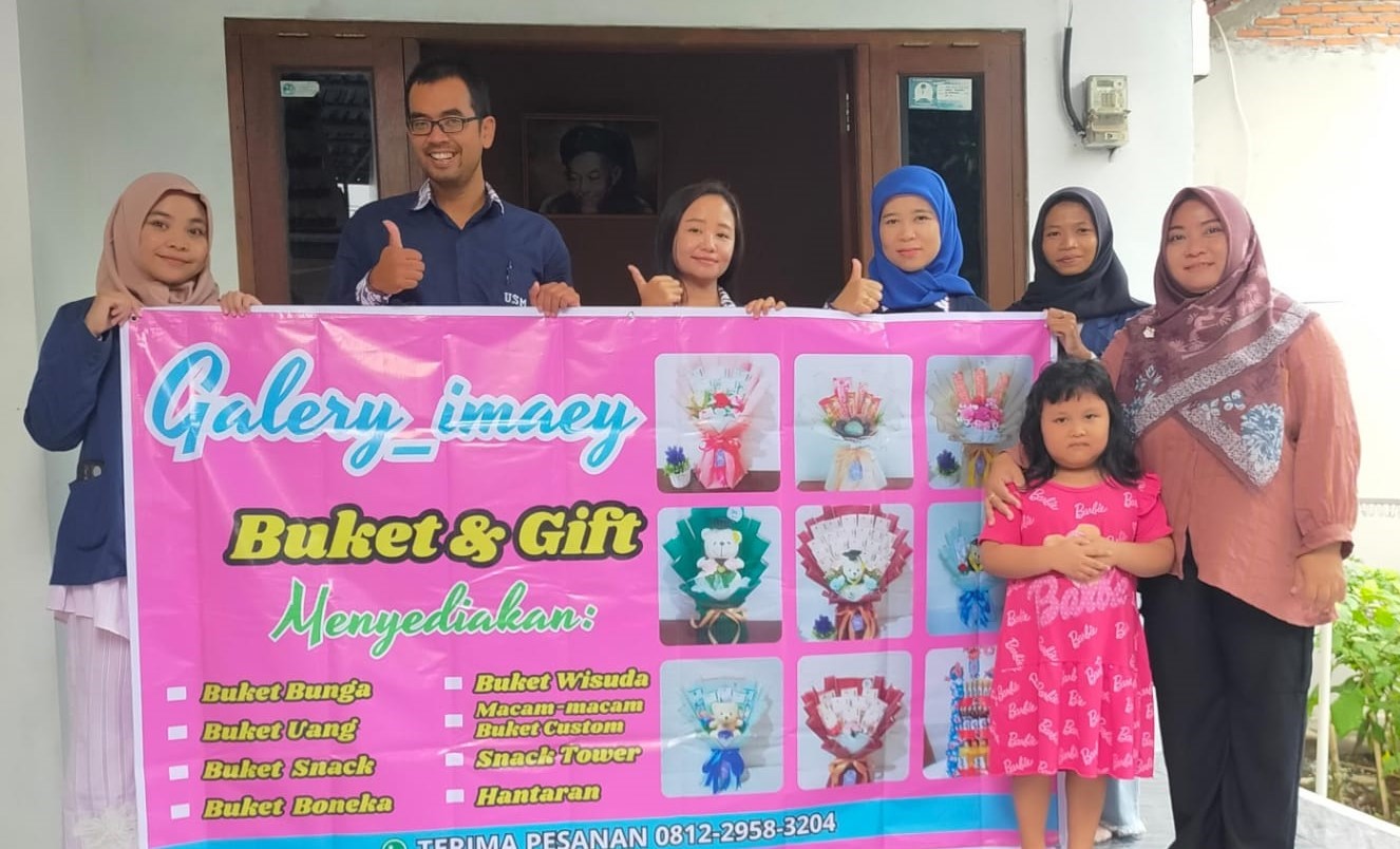 Tim Pengabdian kepada Masyarakat Universitas Semarang (PkM USM) memberikan pendampingan dan pelatihan tentang pentingnya optimalisasi pemasaran bagi UMKM Galery-Imaey, di Jl. Candi Prambanan Utara II, RT.7/RW.11, Pasadena, Kalipancur, Ngaliyan, Semarang, baru-baru ini.