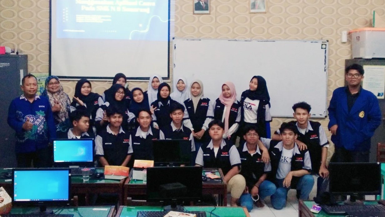 Para siswa SMK Negeri 8 Semarang mendapatkan pembelajaran desain menggunakan Canva dari Tim Pengabdian kepada Masyarakat dosen Fakultas Teknologi Informasi dan Komunikasi (FTIK) Universitas Semarang (USM) yang menjadi Guru Tamu di sekolah tersebut, pada 20 Desember 2024