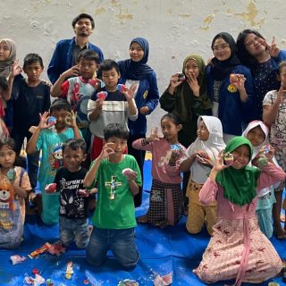 Puluhan anak mengikuti kegiatan Kampanye Melukis Patung Gypsum yang diselenggarakan mahasiswa Ilmu Komunikasi Universitas Semarang (Ilkom USM) bersama Komunitas Harapan berlangsung di Pusat Kegiatan Komunitas Harapan, Kampung Sumeneban, Semarang, pada Minggu (15/12/2024)