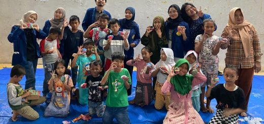 Puluhan anak mengikuti kegiatan Kampanye Melukis Patung Gypsum yang diselenggarakan mahasiswa Ilmu Komunikasi Universitas Semarang (Ilkom USM) bersama Komunitas Harapan berlangsung di Pusat Kegiatan Komunitas Harapan, Kampung Sumeneban, Semarang, pada Minggu (15/12/2024)