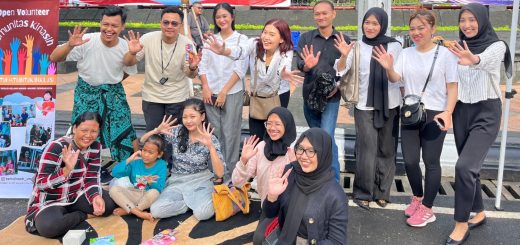 Kolaborasi antara mahasiswa Ilmu Komunikasi Universitas Semarang (Ilkom USM) dengan Komunitas Kinasih dalam kampanye sosial bertajuk #SatuHatiUntukInklusi pada 15 Desember 2024 di Car Free Day (CFD) Simpang Lima, Semarang