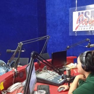 Ketua Harian Ikatan Alumni (IKA) USM, Muhammad Arif Surana, SH SPsi MM, membagikan tips-tips pembuatan CV yang baik dan teknik wawancara untuk persiapan jobfair, saat menjadi narasumber dalam Talkshow USM Update di Studio Radio USM Jaya, Gedung N USM pada Senin (9/12/2024)