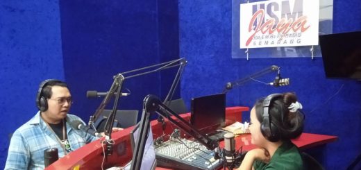 Ketua Harian Ikatan Alumni (IKA) USM, Muhammad Arif Surana, SH SPsi MM, membagikan tips-tips pembuatan CV yang baik dan teknik wawancara untuk persiapan jobfair, saat menjadi narasumber dalam Talkshow USM Update di Studio Radio USM Jaya, Gedung N USM pada Senin (9/12/2024)