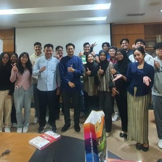 Wakil Rektor III Universitas Semarang (USM), Dr Muhammad Junaidi SHI MH (tengah baju putih), bersama para peserta Kuliah Umum tentang Politik Hukum Pembentukan Peraturan Perundang-undangan di Universitas Teknologi MARA (UiTM) Shah Alam Selangor, Malaysia