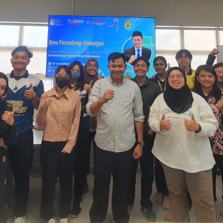 Wakil Rektor III Universitas Semarang (USM), Dr Muhammad Junaidi SHI MH bersama para peserta usai menjadi pembicara dalam Seminar Internasional di Universiti Kebangsaan Malaysia, baru-baru ini