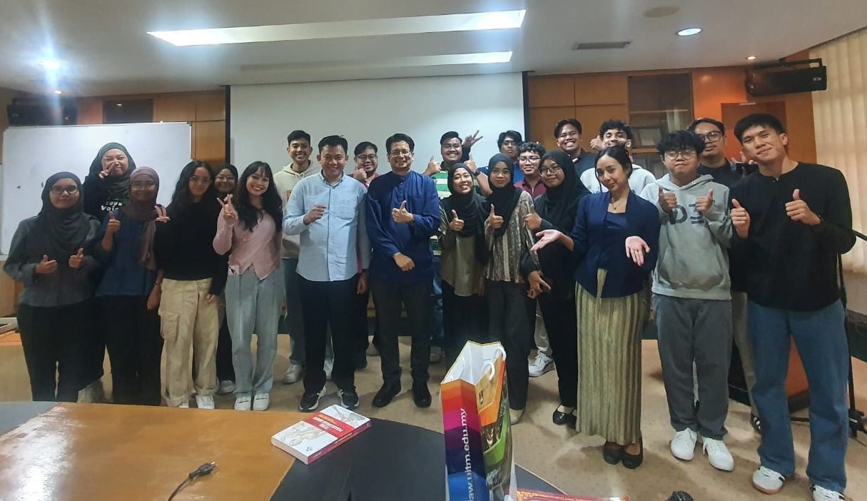 Wakil Rektor III Universitas Semarang (USM), Dr Muhammad Junaidi SHI MH (tengah baju putih), bersama para peserta Kuliah Umum tentang Politik Hukum Pembentukan Peraturan Perundang-undangan di Universitas Teknologi MARA (UiTM) Shah Alam Selangor, Malaysia