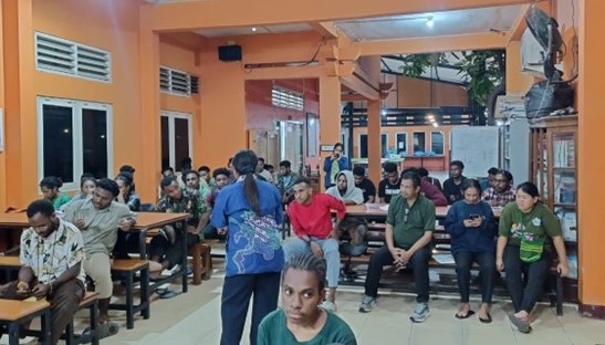 Ketua Tim PkM USM, Maria Yuliana Wangge, M.Psi.Psikolog saat memberikan bimbingan karier ''life skills'' kepada para pelajar di asrama Amor Binterbusi, baru-baru ini