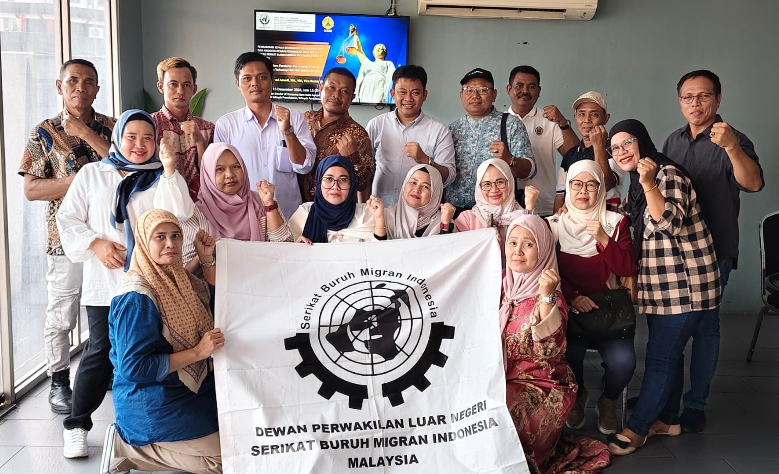 Dosen yang juga Wakil Rektor III Universitas Semarang (USM), Dr Muhammad Junaidi SHI MH, bersama para pekerja migran Indonesia yang tergabung dalam organisasi Serikat Buruh Migran Indonesia (SBMI) di Malaysia