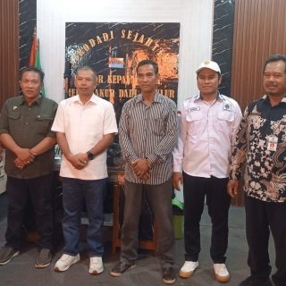 Kehadiran Rektor USM, Dr Supari ST MT bersama istri didampingi tim peneliti ke Desa Surodadi, Kecamatan Sayung, Kabupaten Demak, disambut antusias kepala desa dan tokoh masyarakat setempat, pada Kamis (19/12/2024)