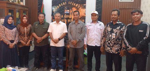 Kehadiran Rektor USM, Dr Supari ST MT bersama istri didampingi tim peneliti ke Desa Surodadi, Kecamatan Sayung, Kabupaten Demak, disambut antusias kepala desa dan tokoh masyarakat setempat, pada Kamis (19/12/2024)