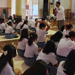 Pelatihan bertajuk ''Peningkatan Kemampuan Teknologi Internet of Things'' untuk siswa SMA Sint Louis di Jl. Dr. Wahidin No.110, Jatingaleh, Kecamatan Candisari, Kota Semarang yang diadakan tim Pengabdian kepada Masyarakat dosen Universitas Semarang (USM), pada 9 Desember 2024