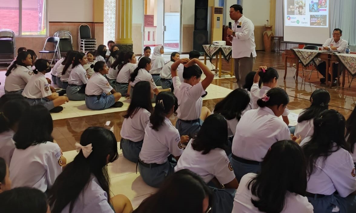 Pelatihan bertajuk ''Peningkatan Kemampuan Teknologi Internet of Things'' untuk siswa SMA Sint Louis di Jl. Dr. Wahidin No.110, Jatingaleh, Kecamatan Candisari, Kota Semarang yang diadakan tim Pengabdian kepada Masyarakat dosen Universitas Semarang (USM), pada 9 Desember 2024