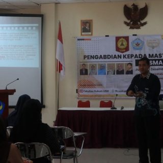 Tim Pengabdian kepada Masyarakat dosen Fakultas Hukum Universitas Semarang (FH USM) saat memberikan Penyuluhan Hukum di SMAN 1 Boja Kendal, baru-baru ini