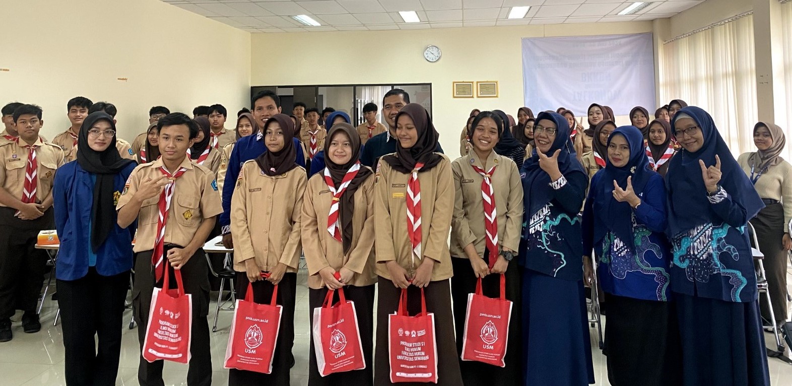 Para siswa SMAN 1 Boja mendapatkan sosialisasi tentang penggunaan dan perlindungan mata uang rupiah dari Tim Pengabdian kepada Masyarakat dosen Fakultas Hukum Universitas Semarang (USM), pada 13 Desember 2024
