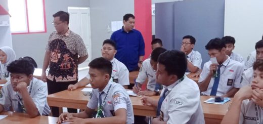 Para siswa SMK Walisongo Semarang mendapatkan Pelatihan Komunikasi Asertif dan Pemanfaatan Media Sosial dari Tim Pengabdian kepada Masyarakat dosen FTIK USM, pada Selasa, 17 Desember 2024