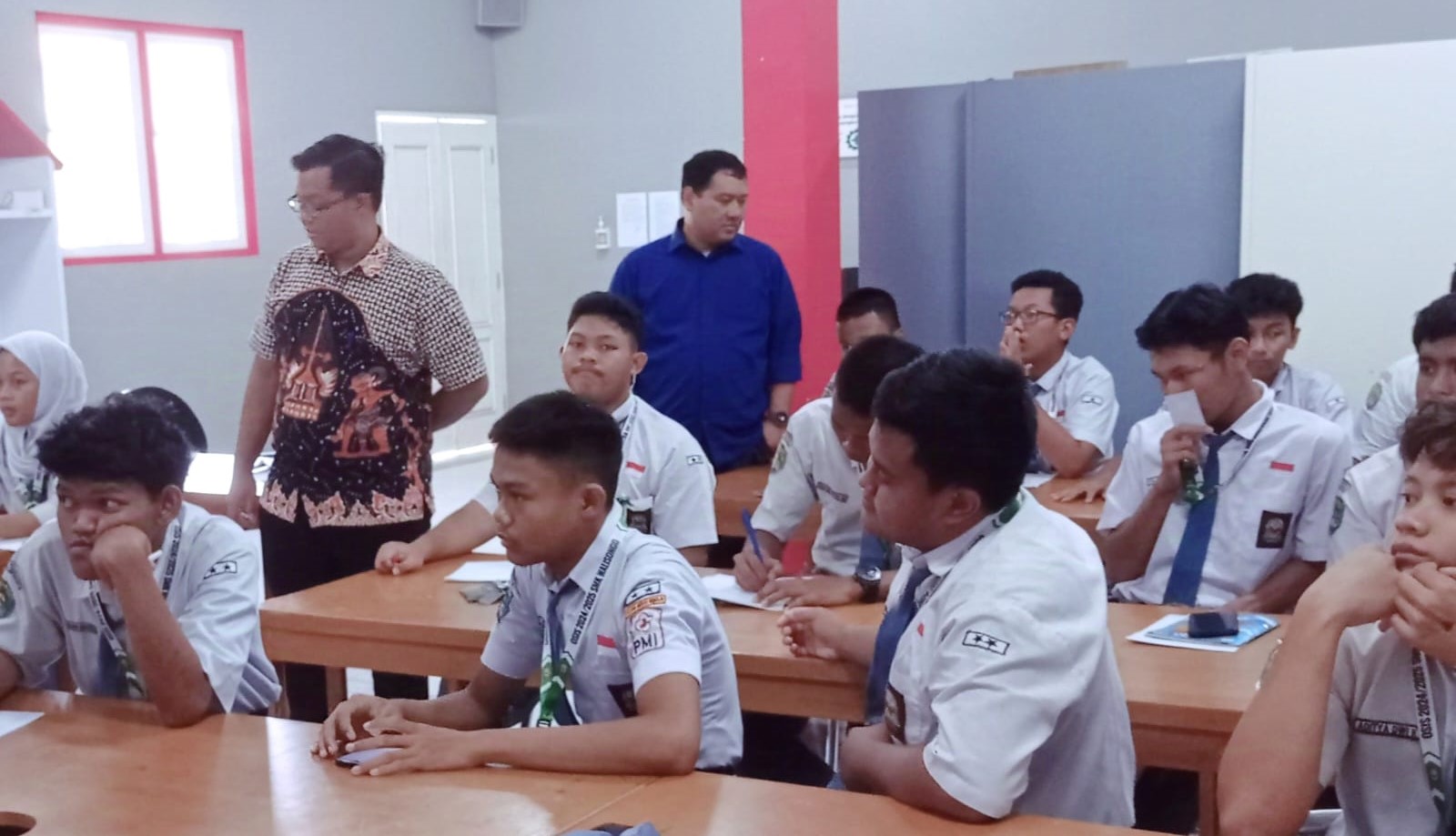 Para siswa SMK Walisongo Semarang mendapatkan Pelatihan Komunikasi Asertif dan Pemanfaatan Media Sosial dari Tim Pengabdian kepada Masyarakat dosen FTIK USM, pada Selasa, 17 Desember 2024