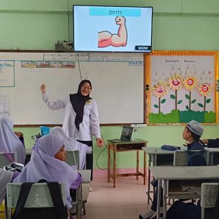 Dosen Universitas Semarang (USM), Dini Anggraheni MHum di Sangkhom Islam Wittaya School, Sadao, Songkhla, Thailand, dalam kegiatan pengabdian internasional, pada 13 Desember 2024