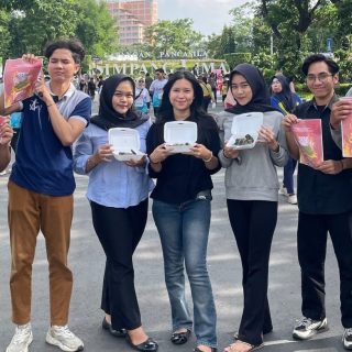 Kampanye Memperkenalkan Kuliner Lokal Sego Obong 31 dilakukan mahasiswa Ilmu Komunikasi Universitas Semarang (Ilkom USM) di Car Free Day Simpang Lima Semarang, pada 15 Desember 2024