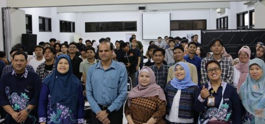 Para peserta dan narasumber seminar sehari bertajuk Information Technology and Digital Citizen, yang digelar Fakultas Teknologi Informasi dan Komunikasi (FTIK) Universitas Semarang (USM) di Gedung Q.1.1 FTIK USM, pada 3 Desember 2024