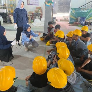 Pelatihan Merakit Tulangan Tie Beam diberikan Tim Pengabdian kepada Masyarakat (PkM) USM kepada siswa-siswi SMK 3 Semarang di bengkel Teknik Konstruksi Bangunan SMK N 3 Semarang, baru-baru ini