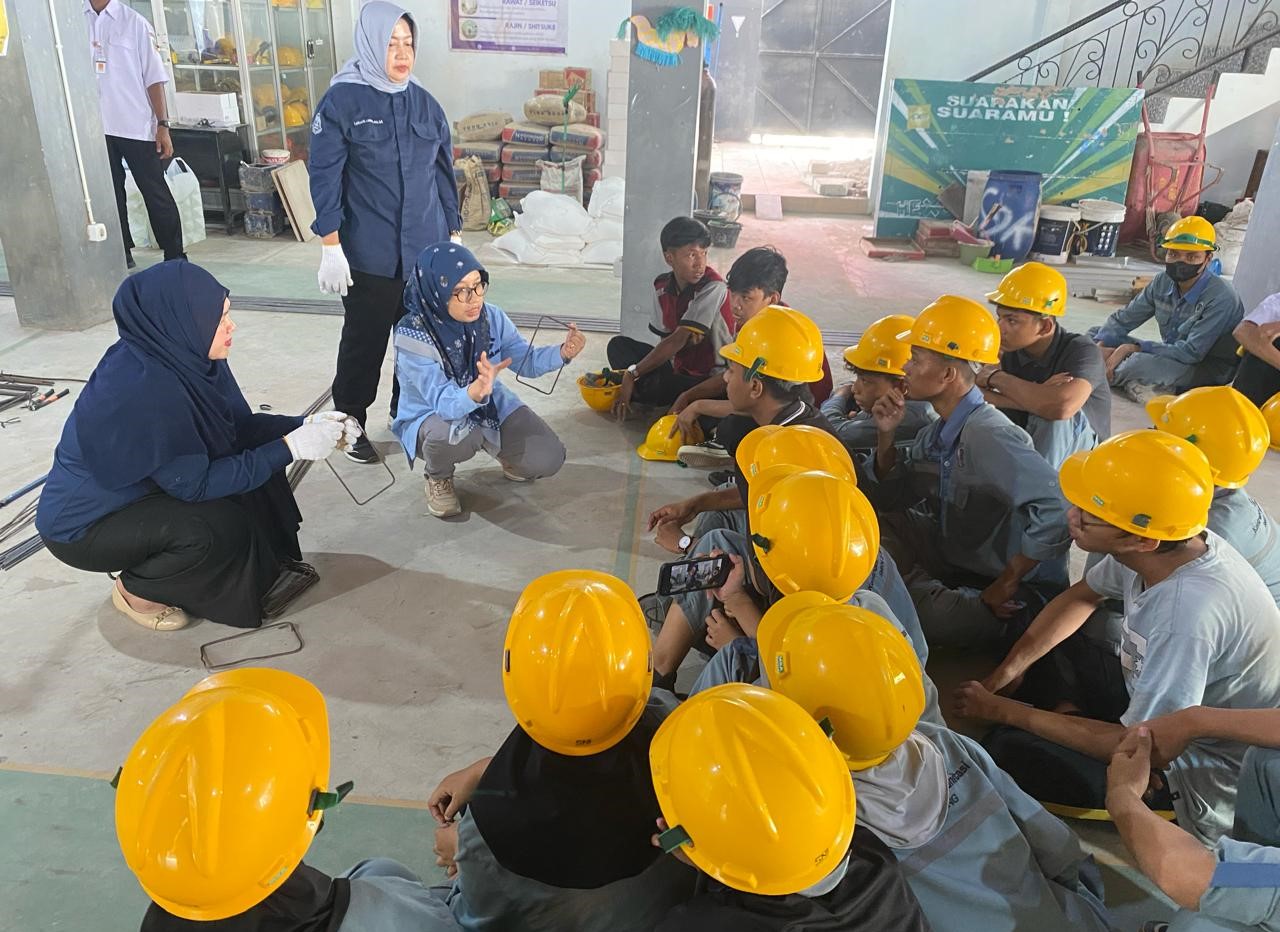 Pelatihan Merakit Tulangan Tie Beam diberikan Tim Pengabdian kepada Masyarakat (PkM) USM kepada siswa-siswi SMK 3 Semarang di bengkel Teknik Konstruksi Bangunan SMK N 3 Semarang, baru-baru ini