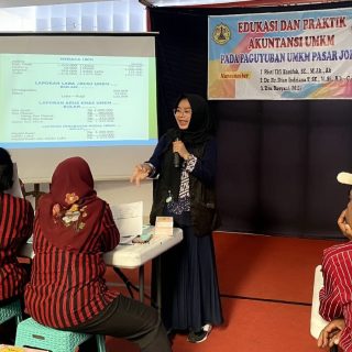 Para pelaku UMKM Paguyuban Pasar Johar, mendapatkan edukasi dan praktik akuntansi dari Tim Pengabdian kepada Masyarakat Universitas Semarang (PkM USM). Kegiatan berlangsung di aula UMKM Pasar Johar, Semarang, baru-baru ini