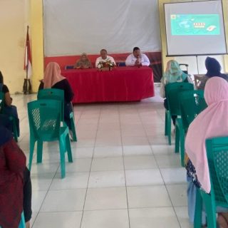 Suasana pelatihan peningkatan penjualan dan promosi berbasis digital produk UMKM yang diselenggarakan Tim Pengabdian Kepada Masyarakat Fakultas Ekonomi Universitas Semarang (USM) di Aula Kelurahan Sendangmulyo, pada 2 Desember 2024