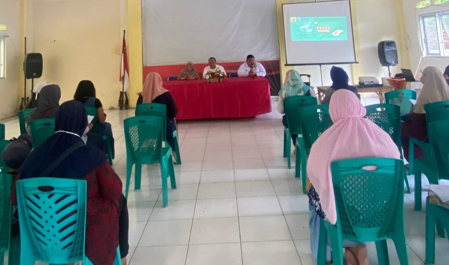 Suasana pelatihan peningkatan penjualan dan promosi berbasis digital produk UMKM yang diselenggarakan Tim Pengabdian Kepada Masyarakat Fakultas Ekonomi Universitas Semarang (USM) di Aula Kelurahan Sendangmulyo, pada 2 Desember 2024