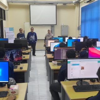 Sebanyak 17 mahasiswa Program Studi Pendidikan Teknologi Informasi dan Komunikasi (PTIK) Universitas IVET (Unisvet) mengikuti pelatihan bertajuk ''Penyuntingan Manuskrip Jurnal IEEE Menggunakan LaTeX'' yang diadakan Tim Pengabdian kepada Masyarakat (PkM) Fakultas Teknologi Informasi dan Komunikasi Universitas Semarang (FTIK USM), di Laboratorium M.2.1 FTIK USM, pada 6 Desember 2024