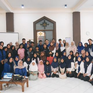 Foto bersama para peserta seminar dengan tema ”Menumbuhkan Kesadaran akan Bahaya Seks Bebas terhadap Remaja Perempuan” yang diselenggarakan mahasiswa Ilmu Komunikasi Universitas Semarang (USM) di Aula Masjid Al Gufron, Candi Penataran II, Kalipancur, Semarang, pada 27 Desember 2024