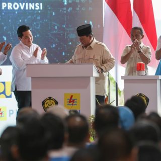 Presiden Prabowo Subianto bersama Menteri ESDM, Menteri BUMN serta Direktur Utama PT PLN (Persero) meresmikan proyek strategis ketenagalistrikan di 18 Provinsi seluruh Indonesia