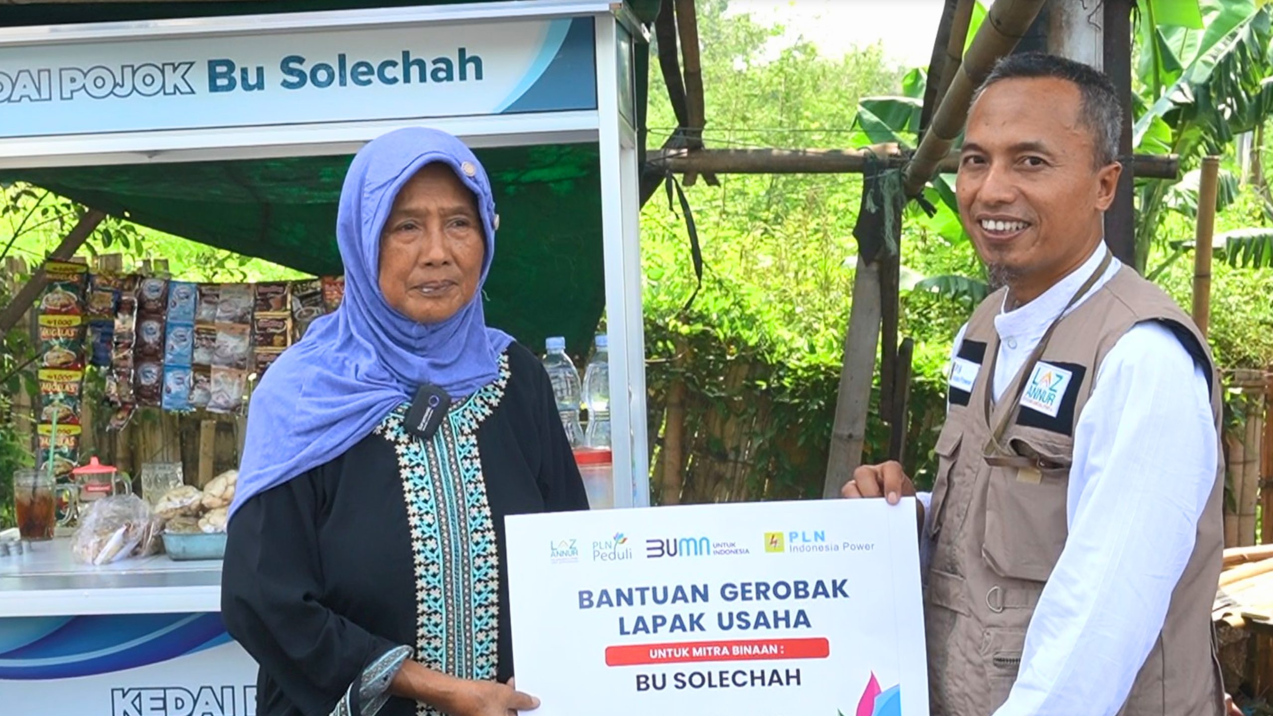 PT PLN Indonesia Power Unit Bisnis Pembangkitan (UBP) Semarang menyalurkan sejumlah gerobak usaha kepada pelaku usaha mikro melalui program CSR.